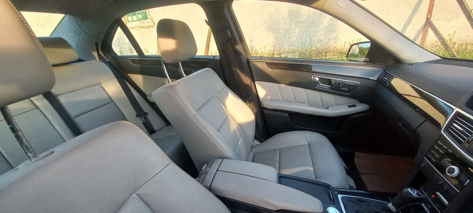 Шкіряний салон білий mercedes w 212 седан