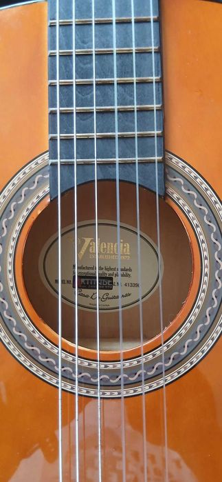 Guitarra Valencia com capa, afinador e  apoio para pé