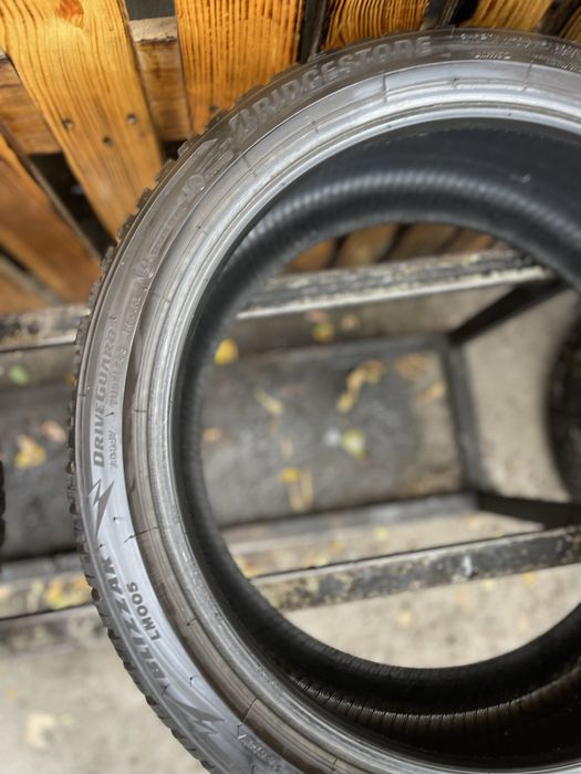Шини 225/40/18  Bridgestone 22 рік стан нових