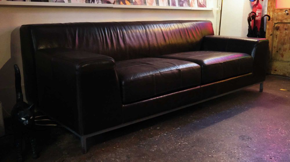 Sofá de sala castanho