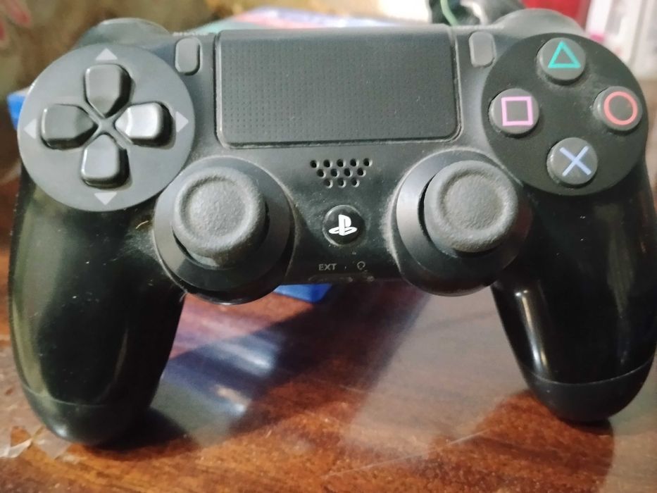 Продам Playstation 4 Slim 3 ревізія на 1 тб + 4 гри в подарунок