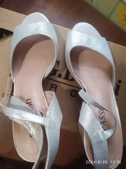 Босоніжки на підборах