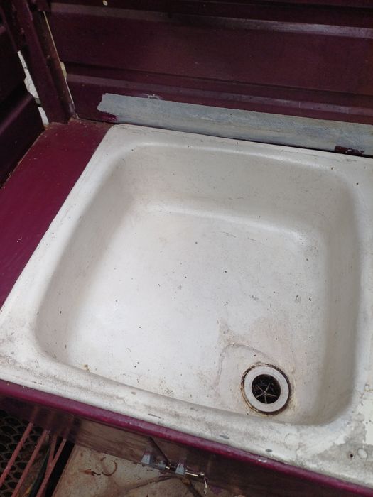 Мойка металическая с нержавеюшем баком.