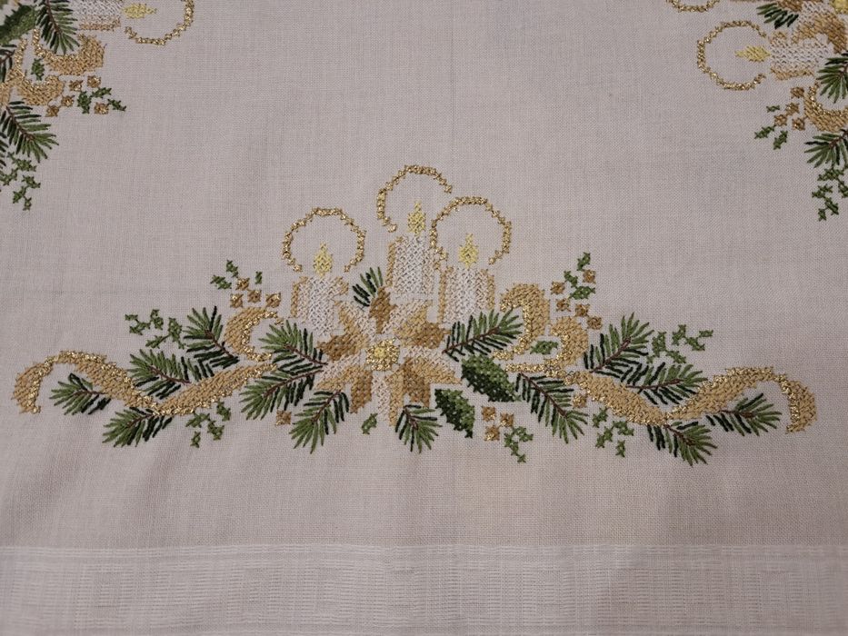*Piękny haftowany obrus świąteczny.