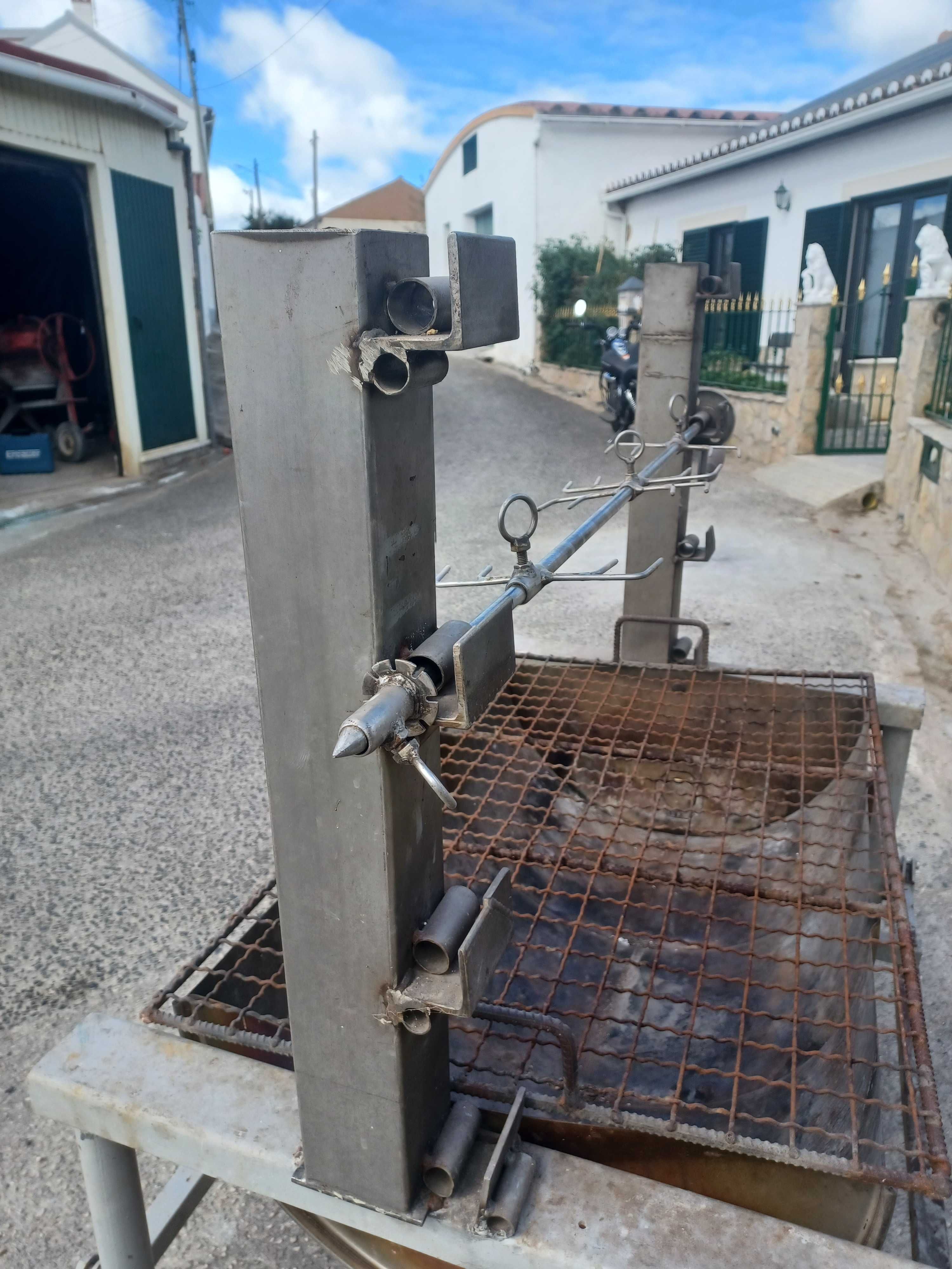 Assador móvel com espeto em inox