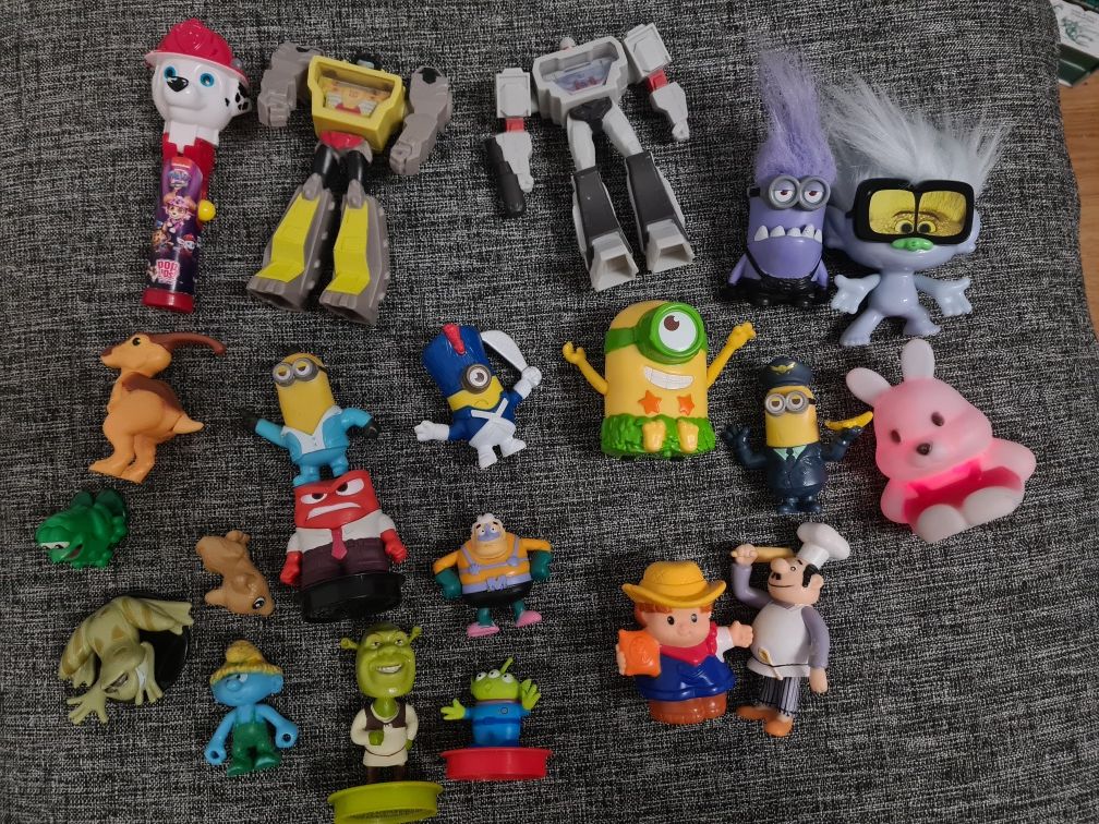 Zestaw ponad 20 figurek z postaciami: Minionki Transformersy Shrek