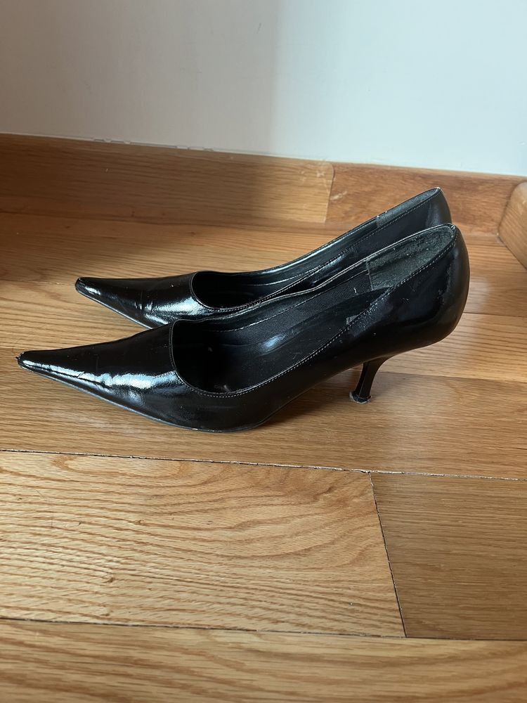 Stiletto preto de verniz