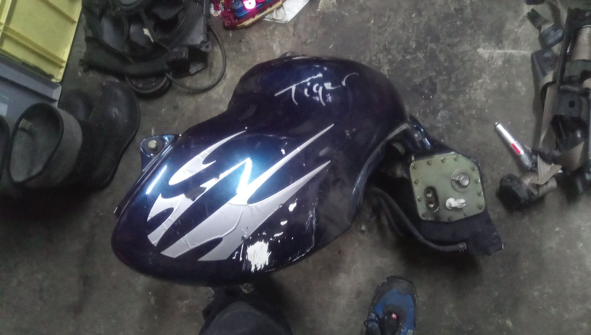 zbiornik paliwa pompa bak Triumph tiger 955i 955 acerbis