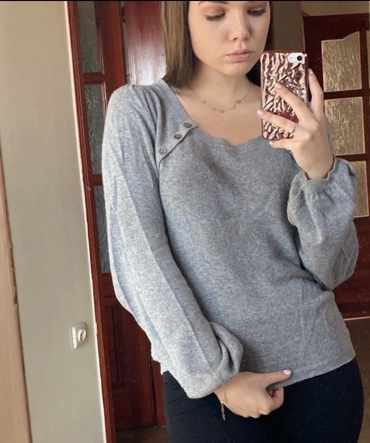 Szary sweter z bufiastymi rękawami