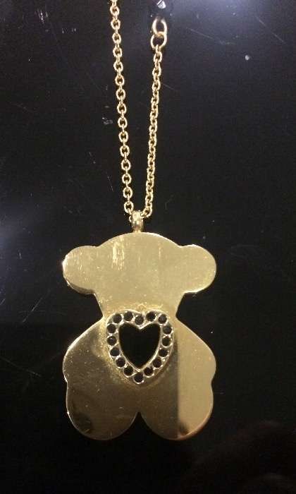 Fio dourado com medalha em forma de urso