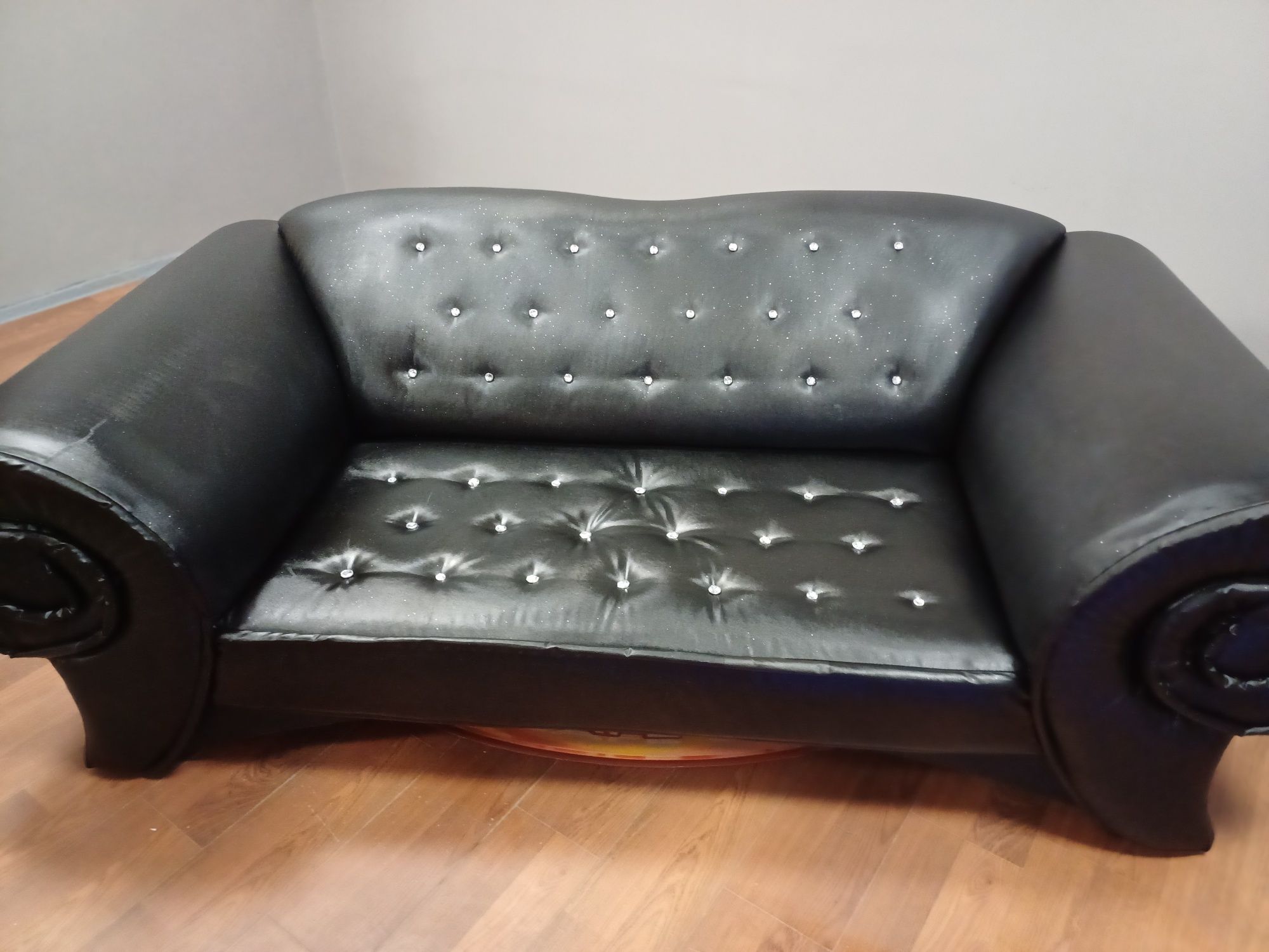 Sofa eko skóra tervizo z brokatem nietypowy design