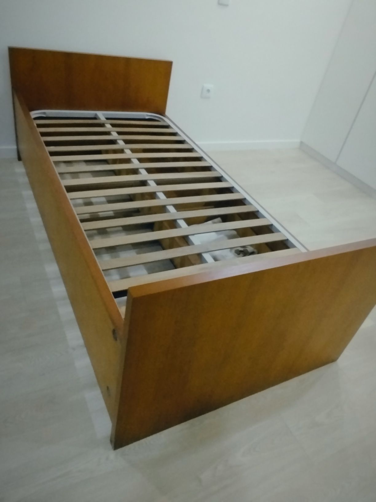 Cama de solteiro bom estado para desocupar