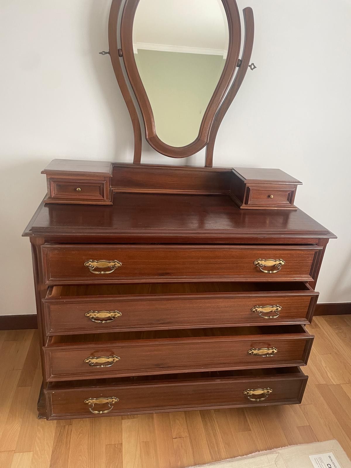 Conjunto Cama, mesas de cabeceira, cómoda com espelho