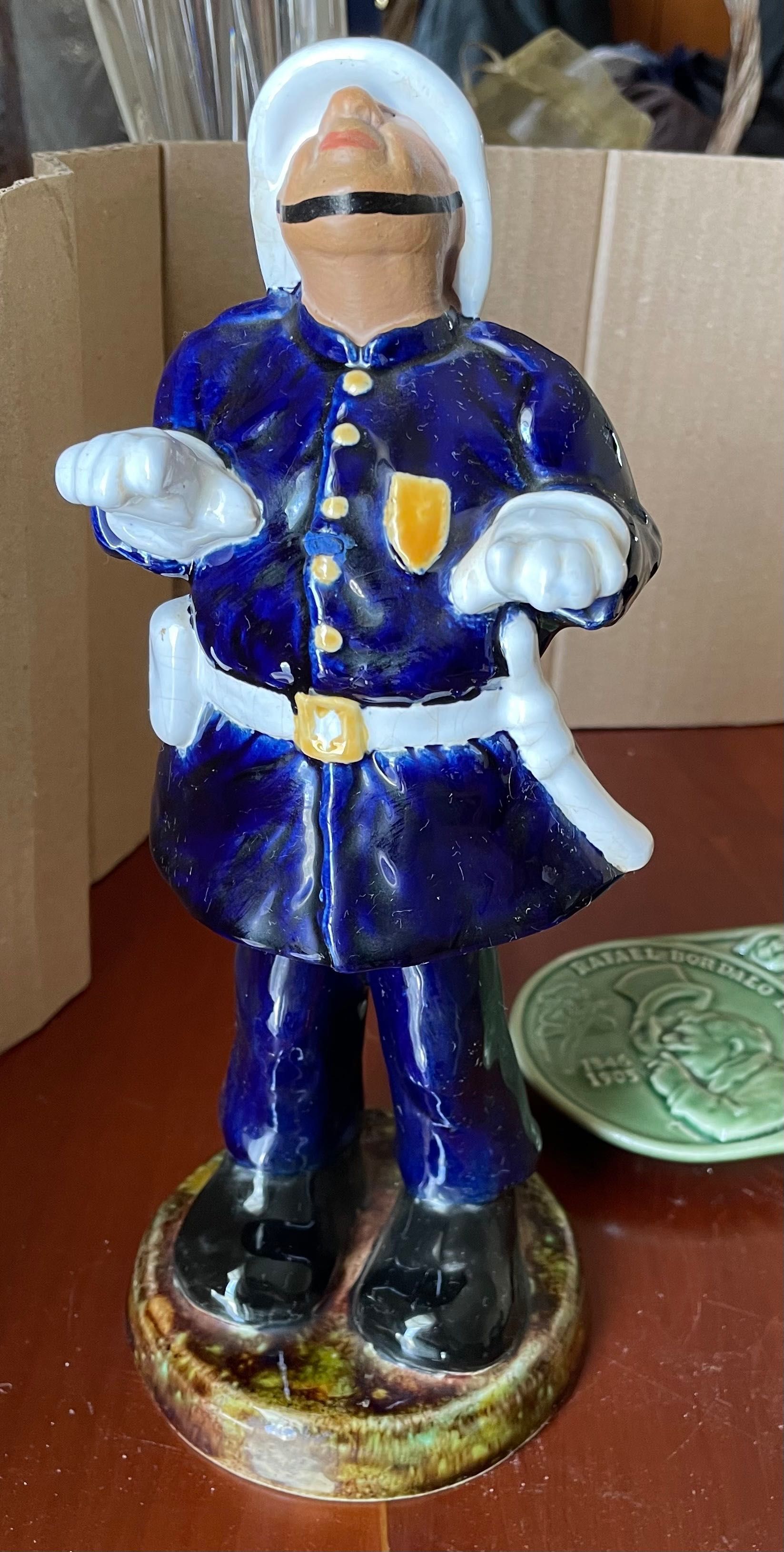 Polícia movimento oferta prato comemorativo Bordalo Pinheiro