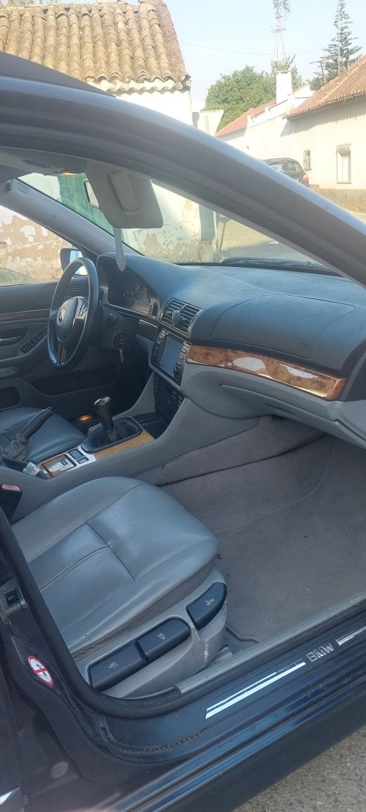 Vendo bmw 530d caixa manual. 
375565 km .
Revisões todas em dia turbo