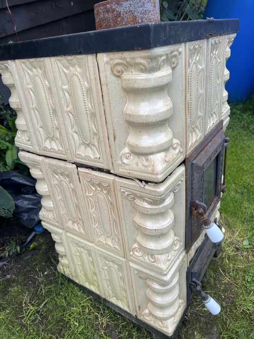 Piec kaflowy kolor kremowy(do remontu)