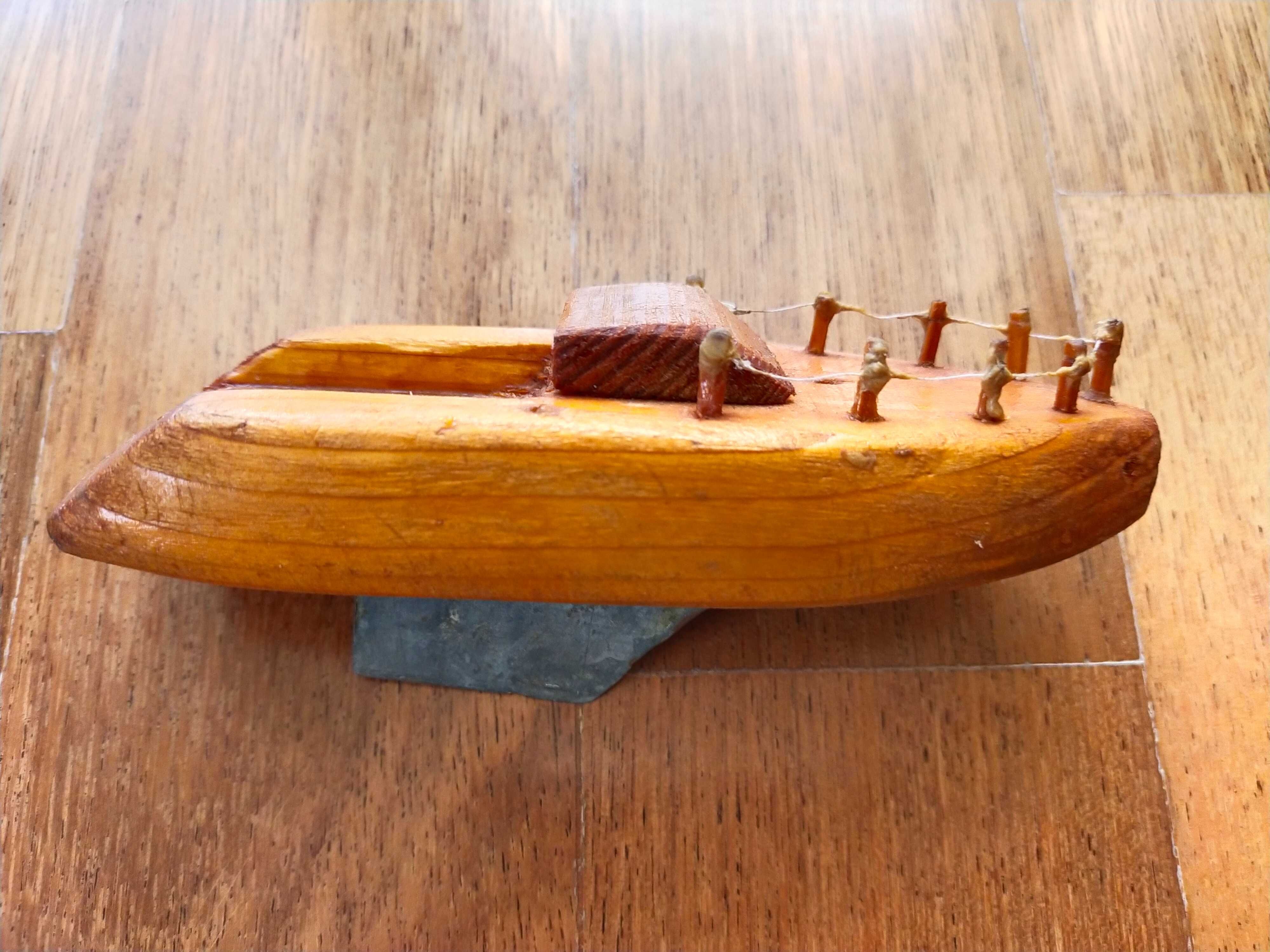 Drewniana łódka ręcznie robiona