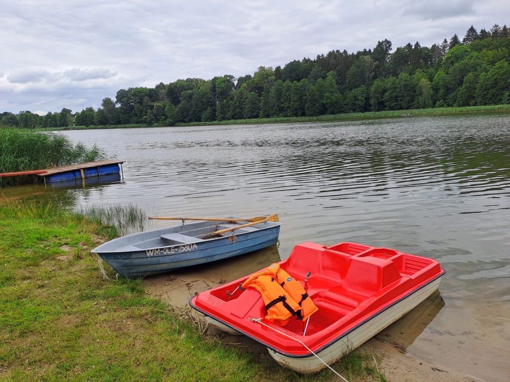 Domek z linią brzegową jeziora Dworackie. Mazury