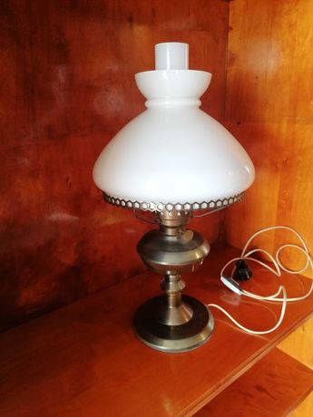 Klasyczna lampa stojąca - jak naftowa