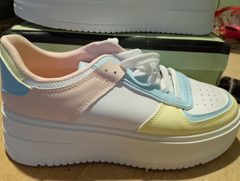 Новая обувь белые с разноцветными вставками