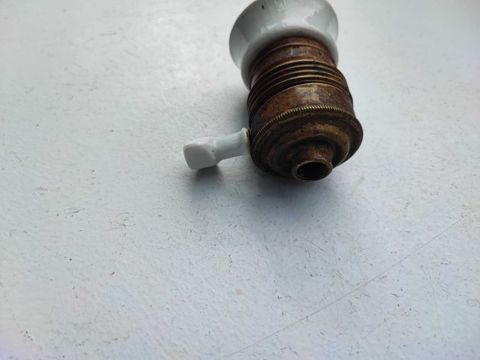 Przedwojenna mosiężna oprawka z wyłącznikiem E27