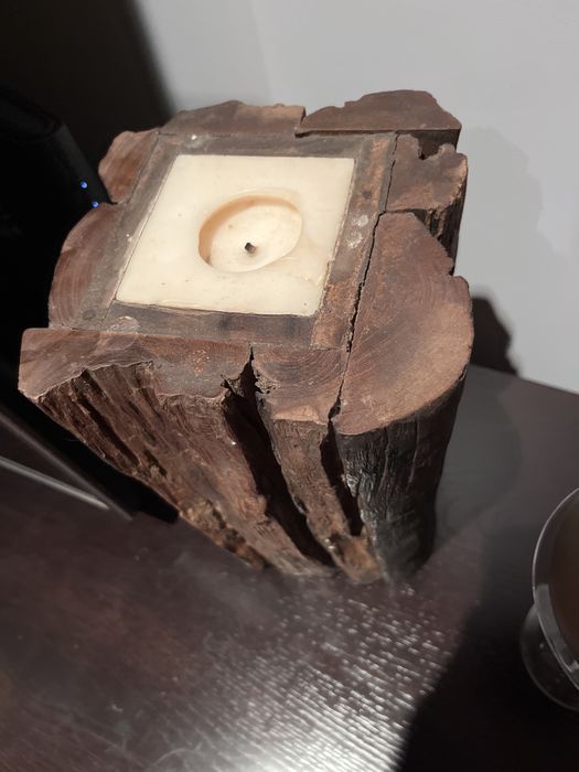 Peca em pinho com vela, 30 cm de altura e 17cm de largura