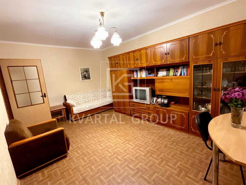 Продаж 2к квартири біля метро. Простора і тепла. Сертифікат Постанова