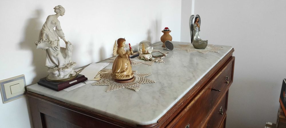 Cômoda Antiga com Tampo de Mármore