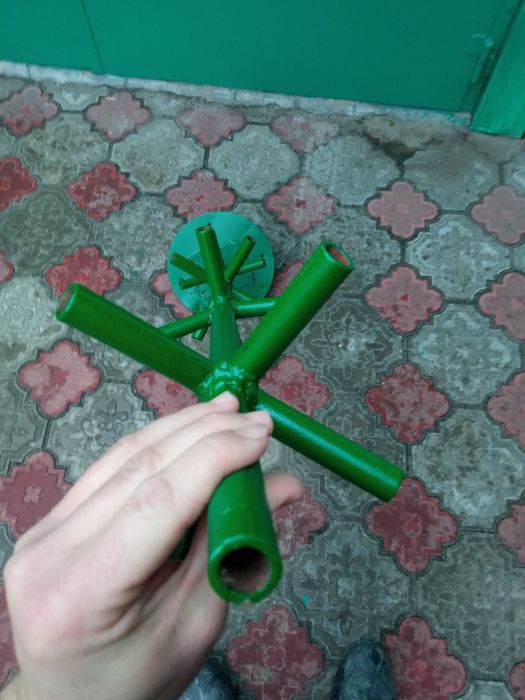 Продам триногу  для новогодней елки