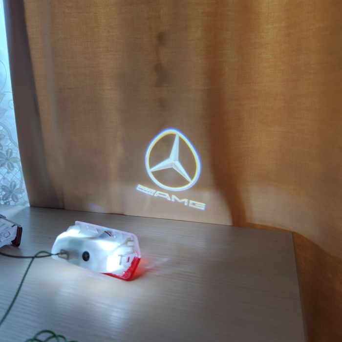 Проекція логотипу AMG підсвітка дверей Мерседес AMG емблема Mercedes
