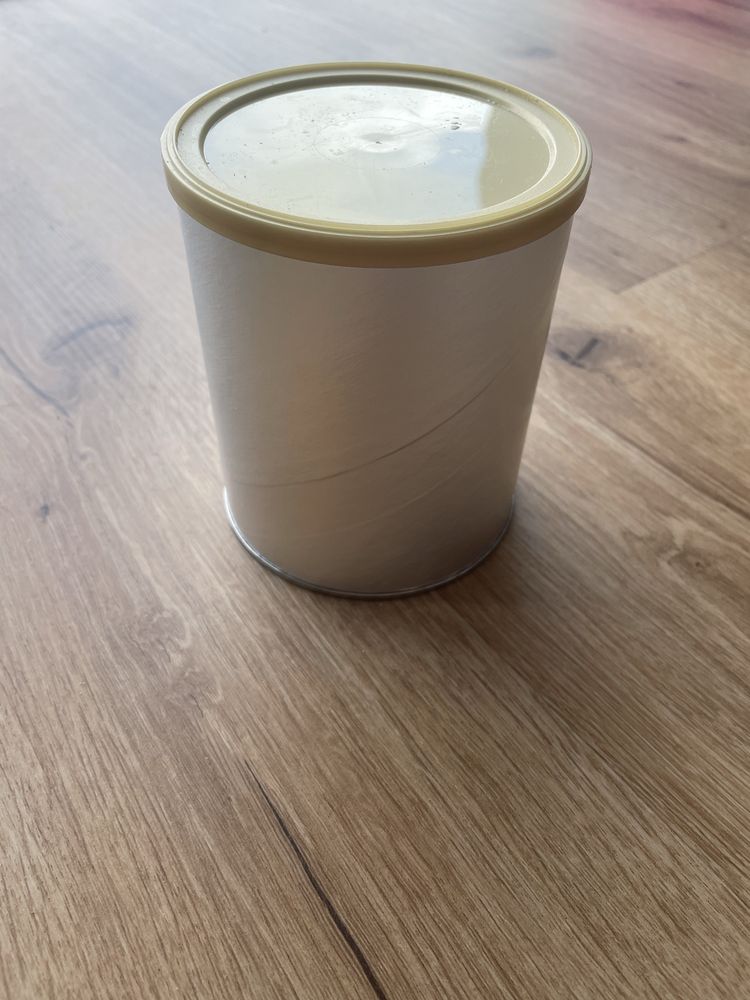 Puszka po mleku modyfikowanym.