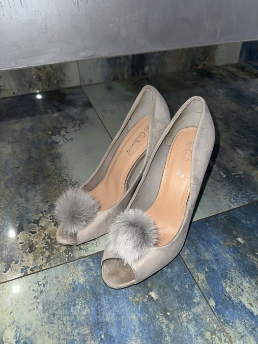 Неймовірні сірі замшеві туфлі босоніжки підбори на каблуку з пушком