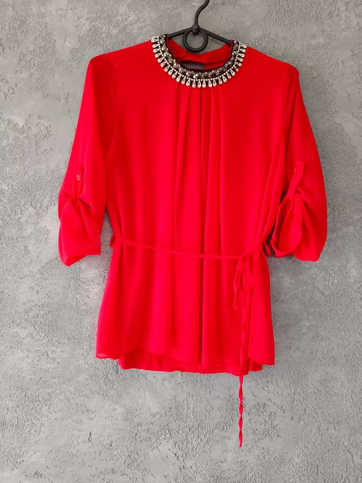 Elegancka bluzka zdobiona szyja, czerwona, szyfonowa z paskiem, M