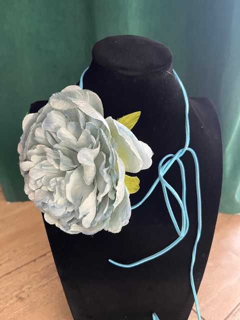 Naszyjnik choker kwiat na szyję na ręke