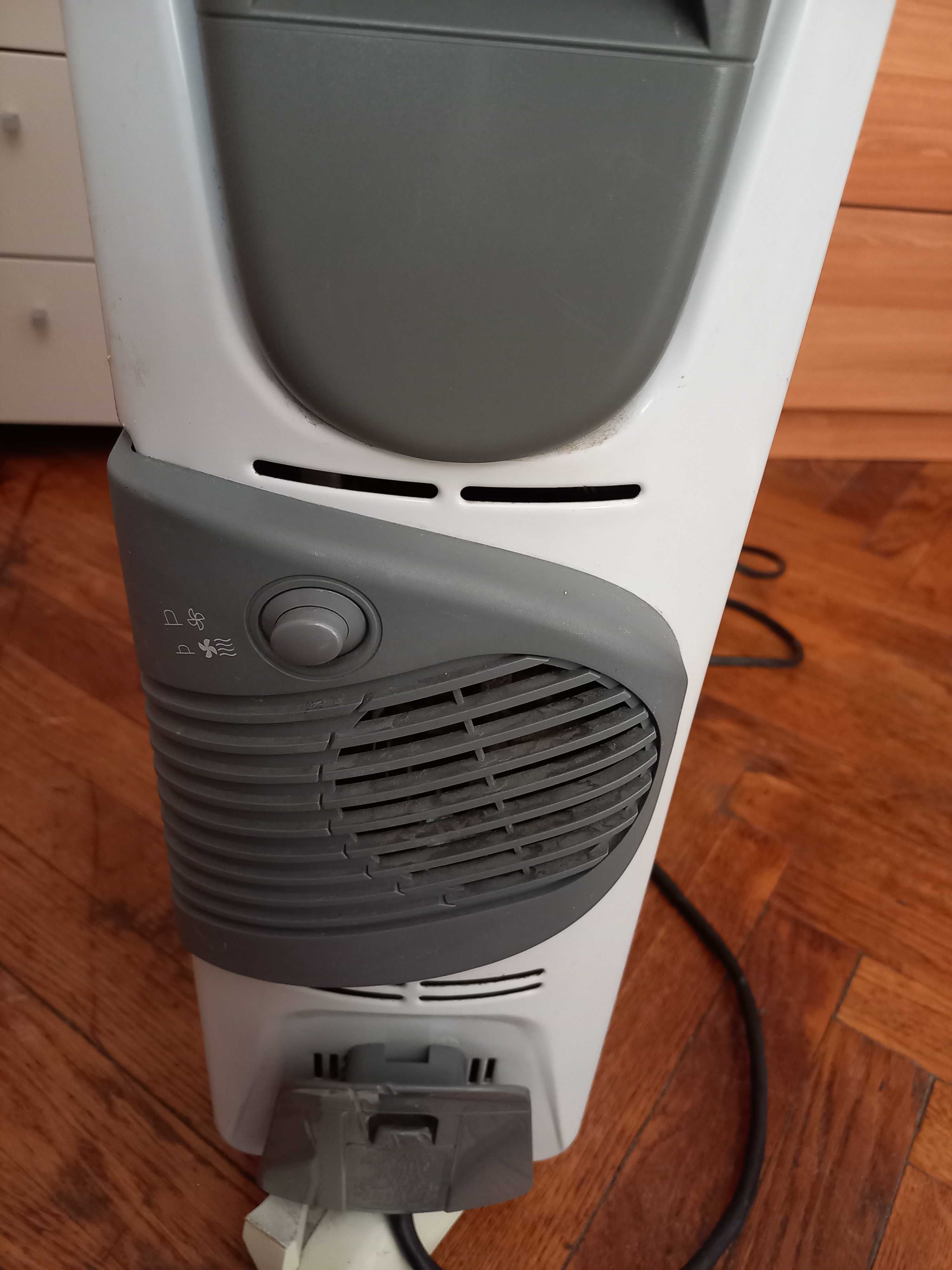 Масляный обогреватель DeLonghi Radia  с дуйчиком. Б/у. Рабочий