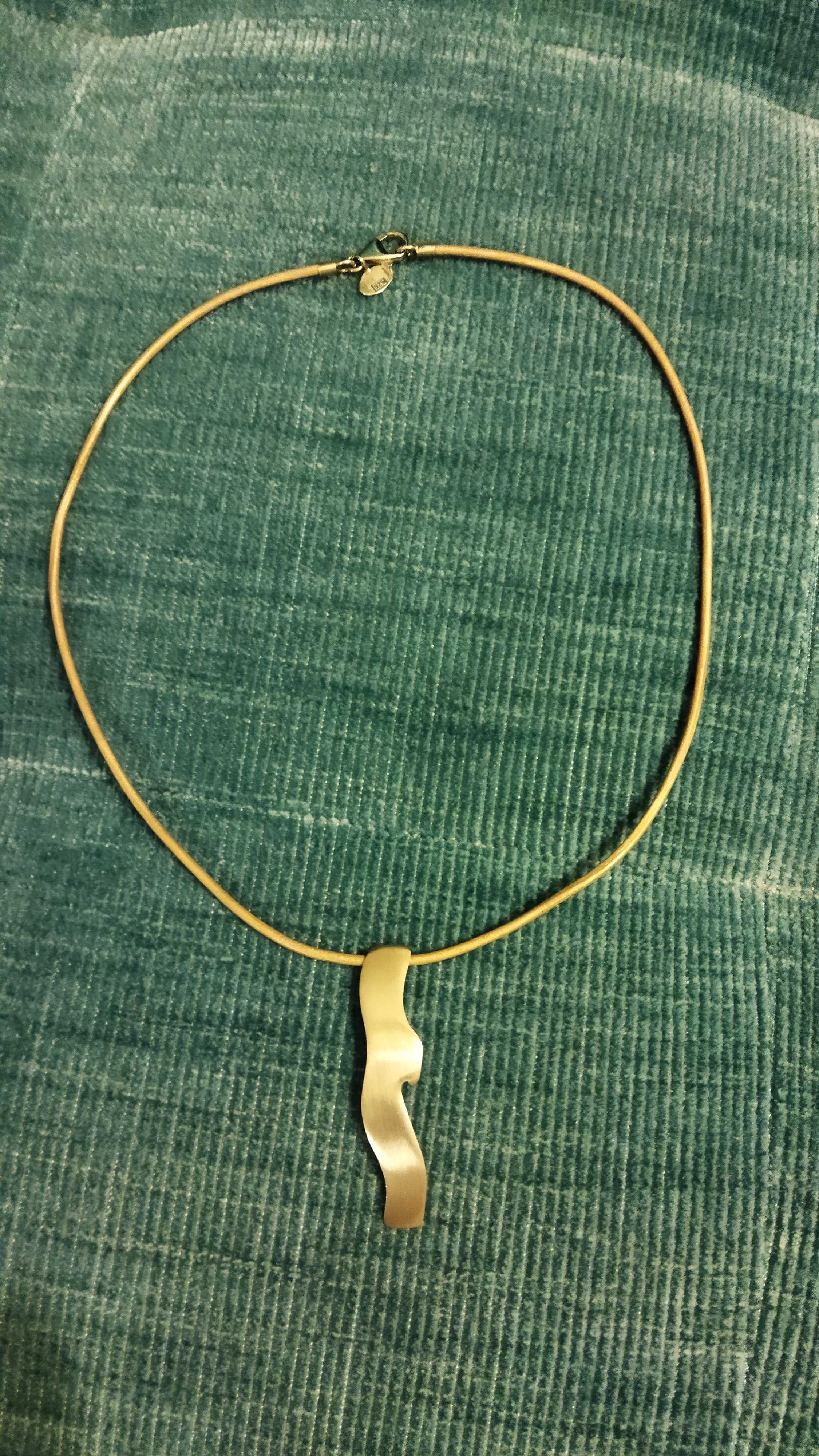 Gargantilha em couro dourado com pendente em prata dourada