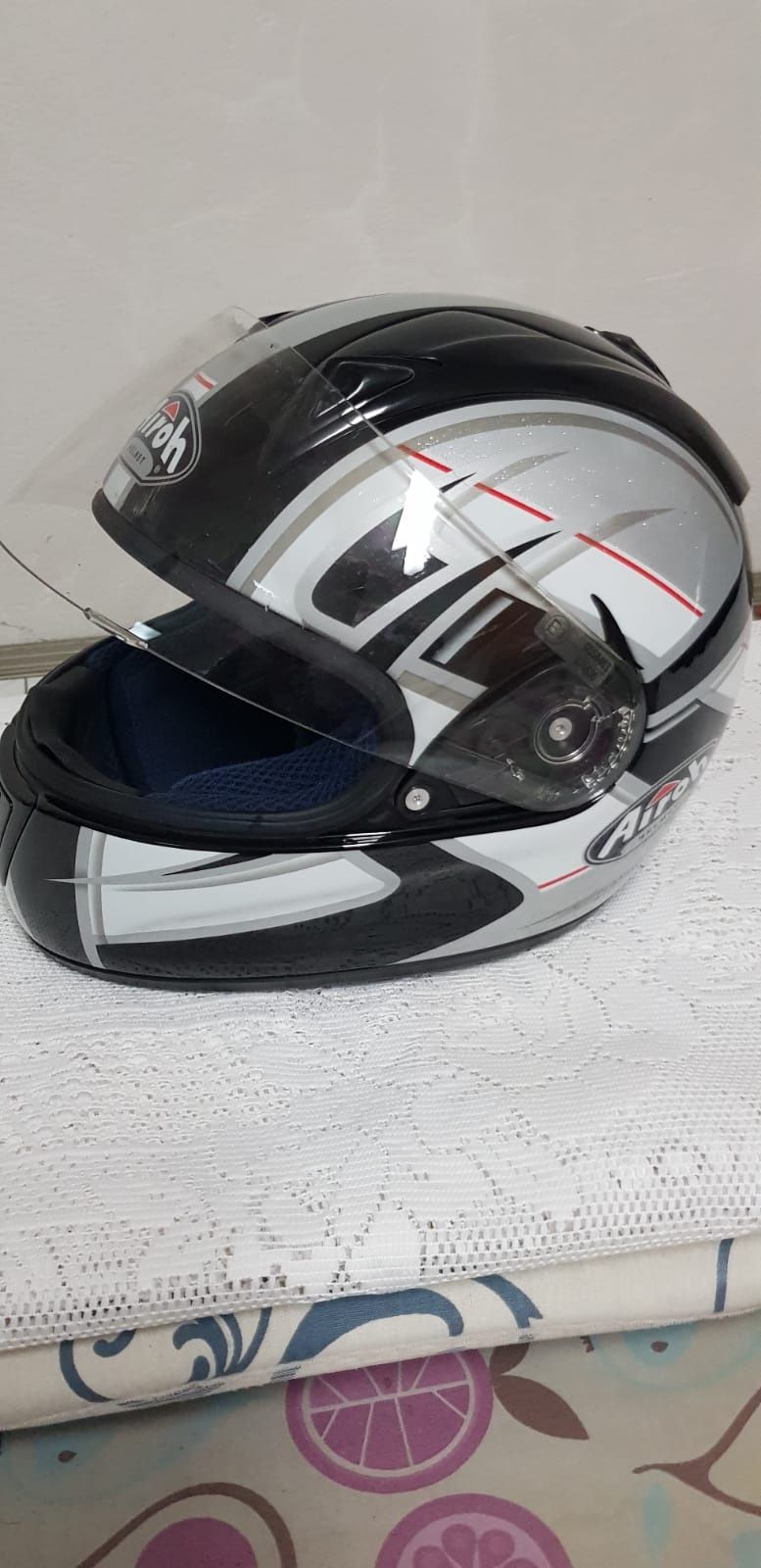 Buty do snowboardu i kask ochronny
