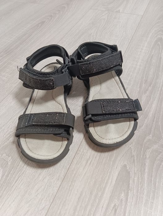 Продам сандалі на дівчинку