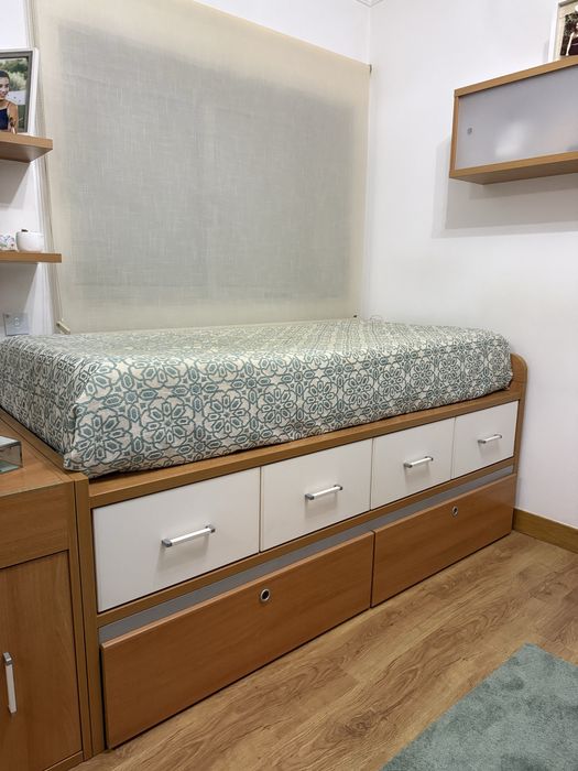 Cama de solteiro com muita arrumação