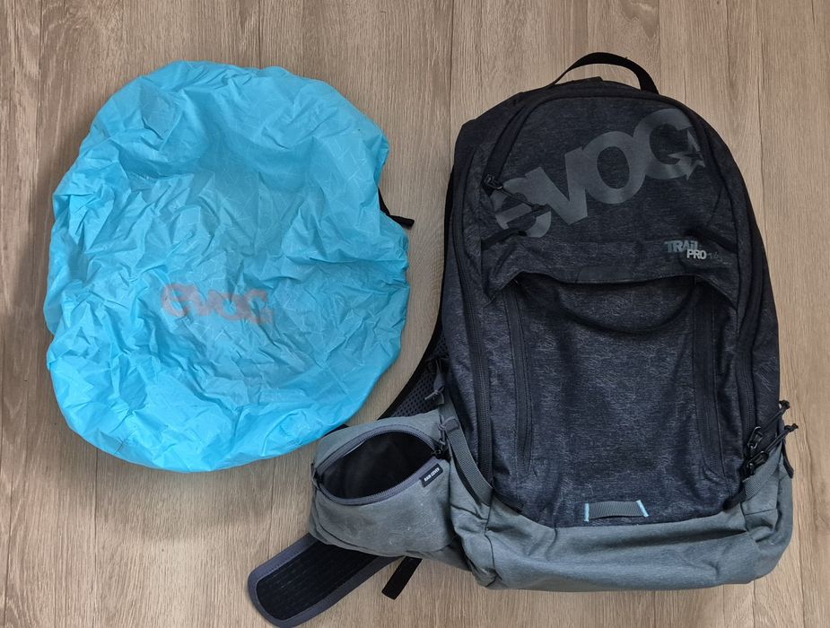 Plecak z ochraniaczami Evoc Trail 16 Pro plus siatka na kask