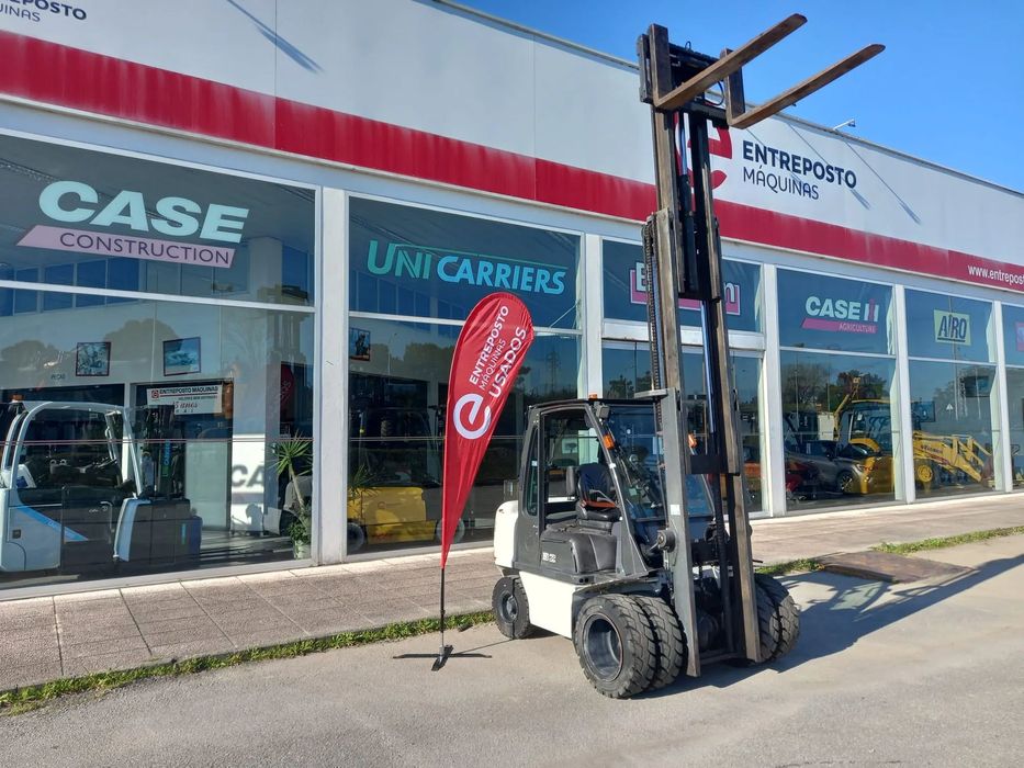 Nissan D32  triplex 4.75 m diesel 3200kg rodado duplo