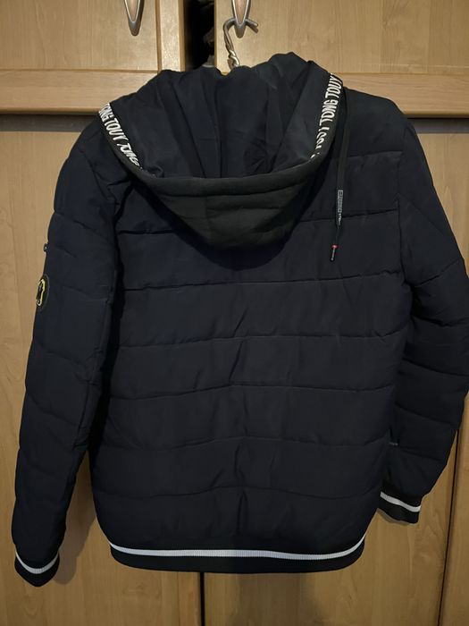 Чоловіча  чорна  куртка