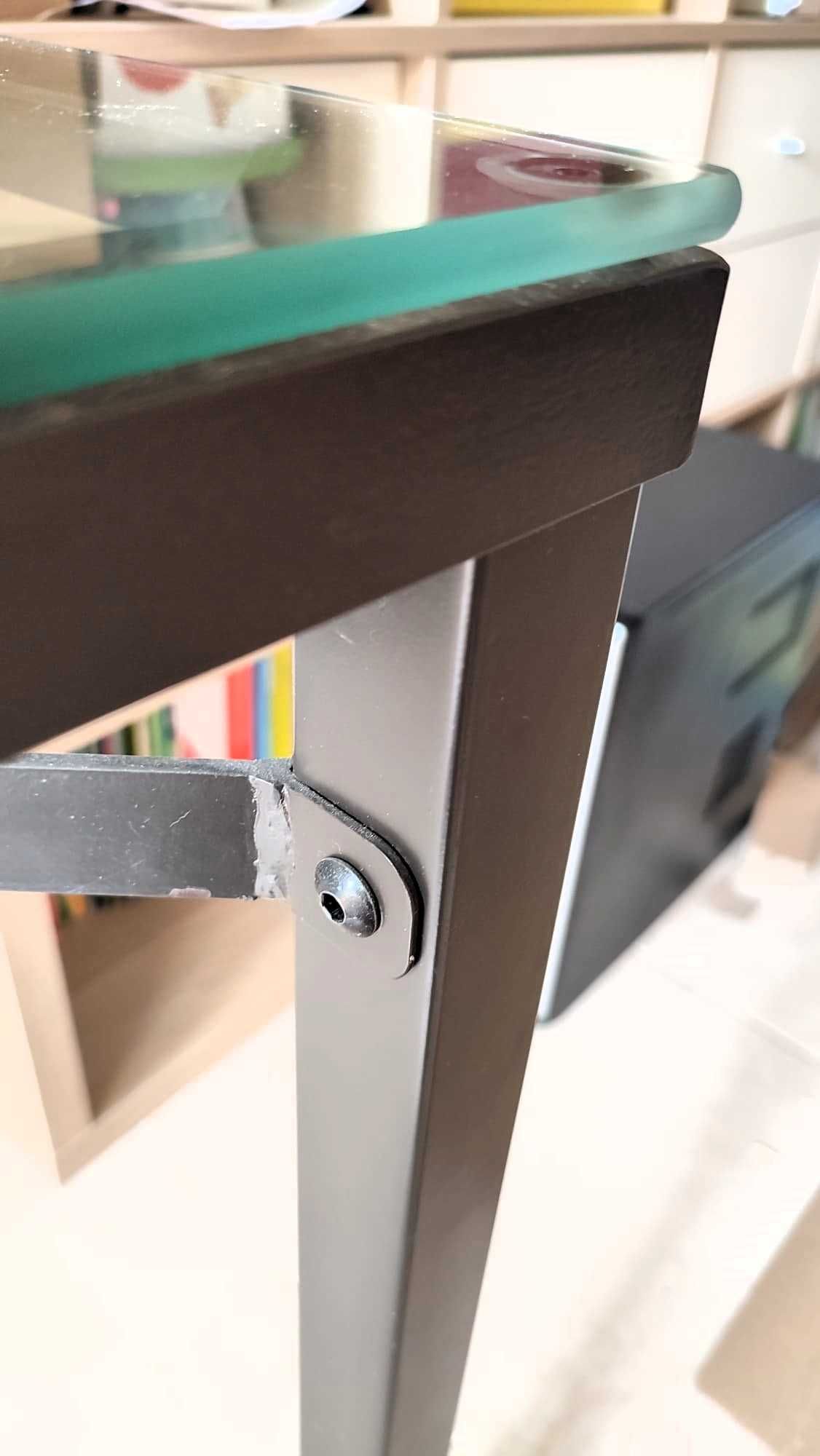 Mesa em metal e vidro, interior e exterior. Em muito bom estado