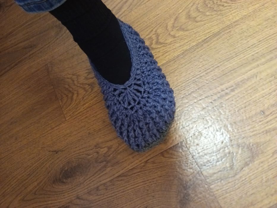 Домашні капці, шкарпетки.