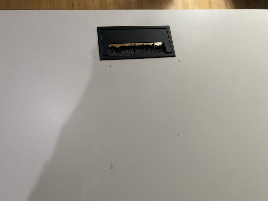 Biurko gamingowe 136x66 cm – z miejscem na LEDy i gniazdko