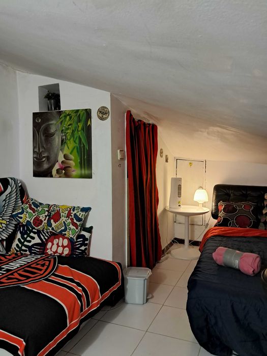 SOTÃO SOLTEIRO.Metro Chiado. CentroLisboa.Está DISPONÍVEL.