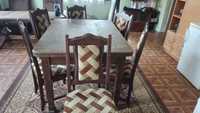 stary drewniany stół i sześć krzeseł