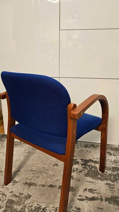 Krzesło drewniane z niebieską tapicerką