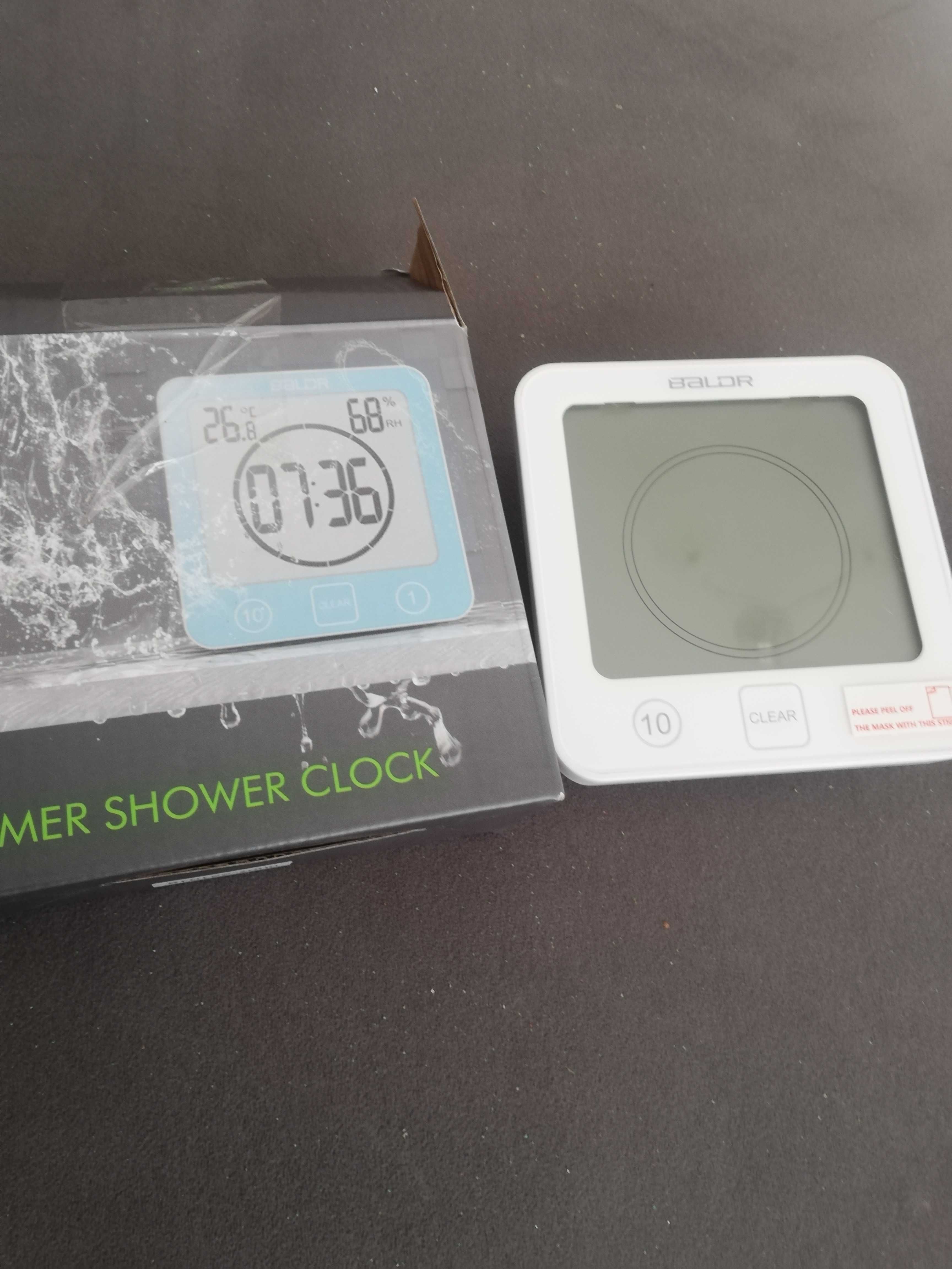 Cyfrowy zegar prysznicowy z ekranem i wskaźnikiem wilgotności.