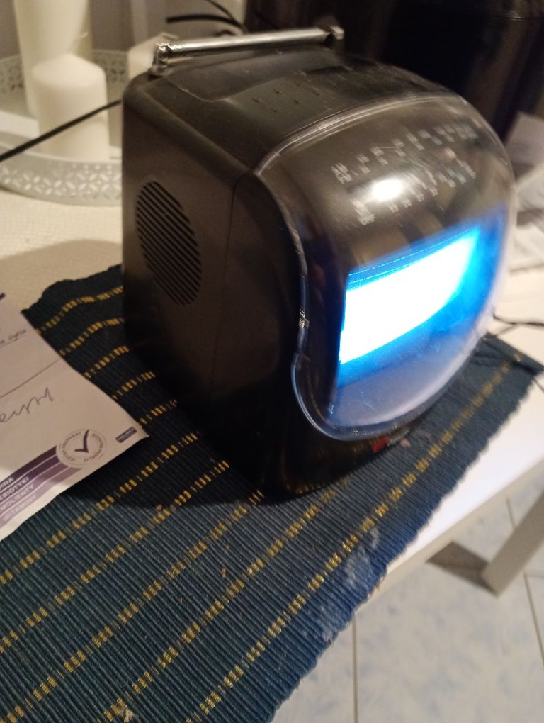 Telewizorek mały czarno-biały sprawny